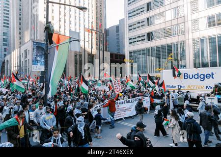 Toronto, Canada - 28 octobre 2023 : Guerre Israël-Hamas : des milliers de personnes prennent part à une manifestation pro-palestinienne appelant à un cessez-le-feu Banque D'Images