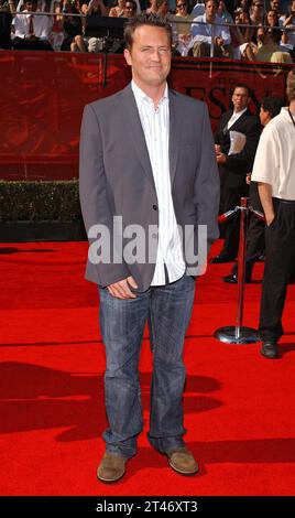 Photo de fichier - l'hôte Matthew Perry assiste à la 13e cérémonie annuelle des ESPY Awards au Kodak Theatre à Hollywood. Los Angeles, 13 juillet 2005. - L'acteur américain Matthew Perry, surtout connu pour avoir joué Chandler Bing dans la sitcom télévisée à succès des années 90 Friends, est décédé à l'âge de 54 ans. L'acteur a été retrouvé mort à son domicile à Los Angeles, ont déclaré des sources d'application de la loi aux médias américains. Photo de Lionel Hahn/ABACAPRESS.COM crédit : Abaca Press/Alamy Live News Banque D'Images