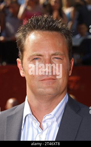 Photo de fichier - l'hôte Matthew Perry assiste à la 13e cérémonie annuelle des ESPY Awards au Kodak Theatre à Hollywood. Los Angeles, 13 juillet 2005. - L'acteur américain Matthew Perry, surtout connu pour avoir joué Chandler Bing dans la sitcom télévisée à succès des années 90 Friends, est décédé à l'âge de 54 ans. L'acteur a été retrouvé mort à son domicile à Los Angeles, ont déclaré des sources d'application de la loi aux médias américains. Photo de Lionel Hahn/ABACAPRESS.COM crédit : Abaca Press/Alamy Live News Banque D'Images