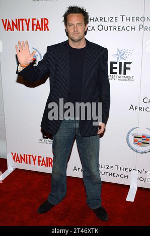 Photo de dossier - Matthew Perry assiste à « Vanity Fair's Amped for Africa » pour célébrer le projet Charlize Theron African Outreach Project au profit du réseau Oprah's Angel à Los Angeles, CA, USA, le 3 mars 2006. - L'acteur américain Matthew Perry, surtout connu pour avoir joué Chandler Bing dans la sitcom télévisée à succès des années 90 Friends, est décédé à l'âge de 54 ans. L'acteur a été retrouvé mort à son domicile à Los Angeles, ont déclaré des sources d'application de la loi aux médias américains. Photo de Lionel Hahn/ABACAPRESS.COM crédit : Abaca Press/Alamy Live News Banque D'Images