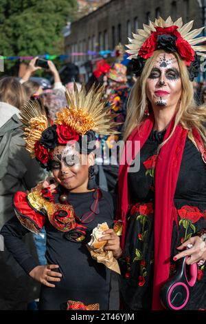 Londres, Royaume-Uni, le 28 octobre 2023, la Journée des morts de Londres a eu lieu sur Colombia Road. Un événement où 100 de personnes se sont habillées en costumes le 28 octobre 2023. Tirant son nom du festival mexicain Day of the Dead., Londres, Andrew Lalchan Photography/Alamy Live News Banque D'Images