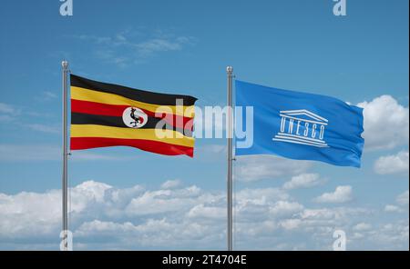 Drapeaux UNESCO et Ouganda agitant ensemble dans le vent sur ciel nuageux bleu, concept de coopération Banque D'Images