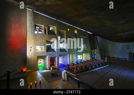 À l'intérieur de l'emblématique chapelle de l'architecte le Corbusier à Ronchamp par le Corbusier, France. Banque D'Images