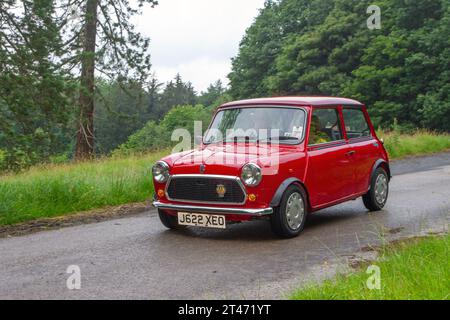 Années 1992 90 Rover Mini1000 City E, une petite voiture à deux portes et quatre places, développée comme ADO15, et produit par la British Motor Corporation (BMC) ; arrivée au salon de voitures anciennes et classiques Holker Hall, Royaume-Uni Banque D'Images
