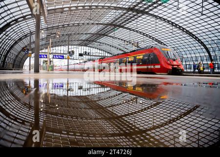 Berlin, Allemagne. 29 octobre 2023. Un train régional part de la gare principale de Berlin. Le Deutschlandticket est disponible depuis six mois ; il a été introduit le 1 mai 2023. (Réflexion dans Puddle) crédit : Christoph Soeder/dpa/Alamy Live News Banque D'Images