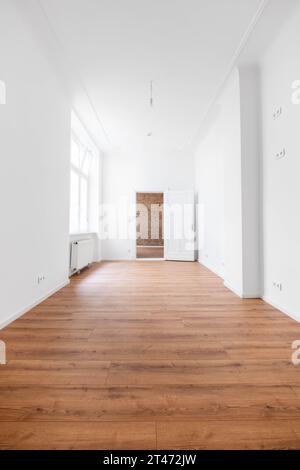 Chambre vide avec plancher en bois dans nouvel appartement après rénovation Banque D'Images