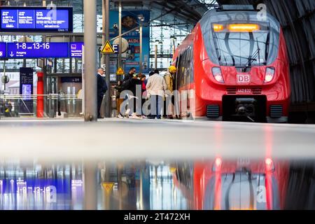 Berlin, Allemagne. 29 octobre 2023. Un train régional s'arrête à la gare centrale de Berlin. Le Deutschlandticket est disponible depuis six mois ; il a été introduit le 1 mai 2023. (Réflexion dans Puddle) crédit : Christoph Soeder/dpa/Alamy Live News Banque D'Images