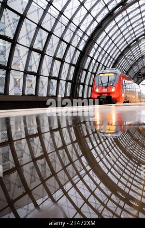 Berlin, Allemagne. 29 octobre 2023. Un train régional arrive à la gare principale de Berlin. Le Deutschlandticket est disponible depuis six mois ; il a été introduit le 1 mai 2023. (Réflexion dans Puddle) crédit : Christoph Soeder/dpa/Alamy Live News Banque D'Images