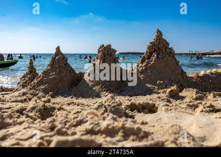 Zichron Yaakov Israël 07 septembre 2023 ; châteaux de sable à la plage de Dor Habonim - l'une des 10 plus belles plages du nord d'Israël Banque D'Images