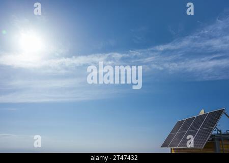 Modules photovoltaïques sur le toit d'une maison par une journée ensoleillée. Énergie verte Banque D'Images