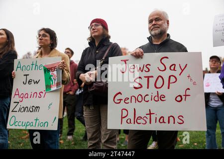 Bloomington, États-Unis. 28 octobre 2023. Des manifestants se rassemblent à Dunn Meadow à l'Université de l'Indiana pour protester contre l'opération terrestre israélienne à Gaza. Le rassemblement s’intitulait : « Stand with Gaza. Ralliez-vous et pleurez la vie innocente des Palestiniens ». (Photo de Jeremy Hogan/SOPA Images/Sipa USA) crédit : SIPA USA/Alamy Live News Banque D'Images