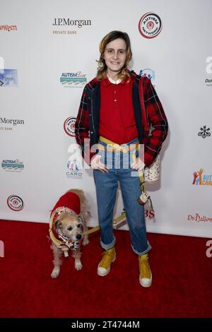 Los Angeles, États-Unis. 28 octobre 2023. L'écrivain autiste Chloe Estelle assiste à la 2e collecte de fonds annuelle All Ghouls Gala pour les soins de l'autisme aujourd'hui au Woodland Hills Country Club, Los Angeles, CA octobre 28, 2023 Credit : Eugene Powers/Alamy Live News Banque D'Images