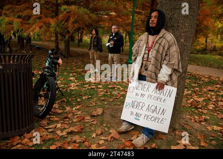 Bloomington, États-Unis. 28 octobre 2023. Un homme proteste à Dunn Meadow à l'Université de l'Indiana contre l'opération terrestre israélienne à Gaza. Le rassemblement s’intitulait : « Stand with Gaza. Ralliez-vous et pleurez la vie innocente des Palestiniens ». (Photo de Jeremy Hogan/SOPA Images/Sipa USA) crédit : SIPA USA/Alamy Live News Banque D'Images