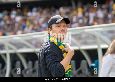 Perth, Australie. 29 octobre 2023. Perth, Australie, 29 octobre 2023 : Tony Gustavsson (entraîneur-chef de l'Australie) regarde pendant le match de qualification Olympique des femmes AFC ronde 2 entre les Philippines et l'Australie au stade Optus à Perth, Australie (Noe Llamas/SPP) crédit : SPP Sport Press photo. /Alamy Live News Banque D'Images