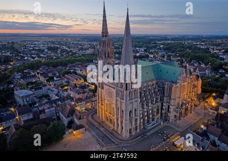 France, Eure-et-Loir (28), Chartres, Cathédrale notre-Dame de Chartres classée au Patrimoine mondial de l'UNESCO (vue aérienne) // France, Eure et Loi Banque D'Images