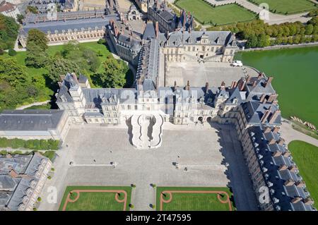 France, Seine-et-Marne (77), le château royal de Fontainebleau classé Patrimoine mondial de l'UNESCO (vue aérienne) // France, Seine et Marne, Chateau Banque D'Images