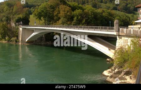 Pont routier à travers l'Aar à Aarburg, canton d'Aarau Banque D'Images