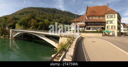 Pont routier sur l'Aar et restaurant 'alten Postt' à Aarburg, Canton d'Argovie en Suisse Banque D'Images