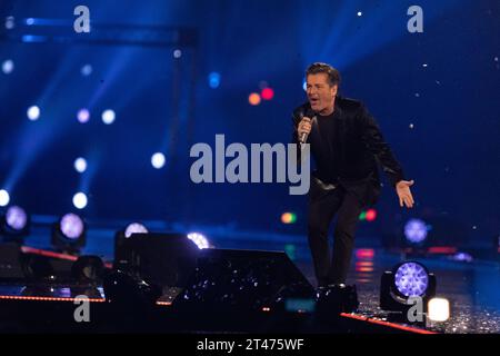 Dortmund Schlagersänger Thomas Anders im Duett mit Sänger und Moderator Florian Silbereisen beim Auftritt in der ARD Samstagabendshow Schlagerboom mit Florian Silbereisen am 21.10.2023 in Dortmund *** Dortmund chanteur pop Thomas Anders en duo avec le chanteur et présentateur Florian Silbereisen lors de l'apparition dans l'émission Schlagerboom du samedi soir avec Florian Silbereisen le 21 10 2023 à Dortmund Copyright : xGerhardxWingenderx/xEibner-Pressefotox EP GWR crédit : Imago/Alamy Live News Banque D'Images