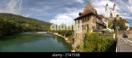 Vue panoramique sur la rivière Aare et l'église évangélique à Aarburg, canton d'Argovie, avec des travaux de rénovation au premier plan Banque D'Images