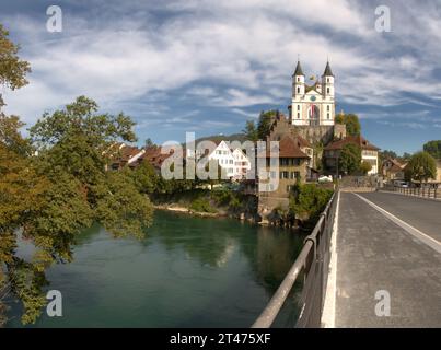 La rivière Aare et église évangélique à Aarburg, canton d'Argovie Banque D'Images