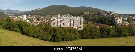 Vue panoramique d'Aarburg, canton d'Argovie, montrant le château et l'église Banque D'Images