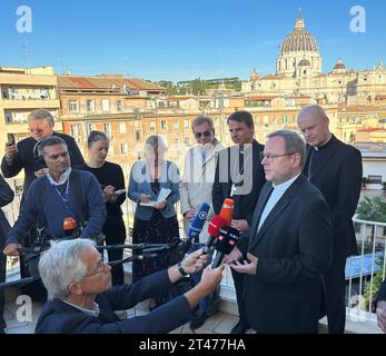 Vatikanstadt, Vatican. 29 octobre 2023. Le Président de la Conférence épiscopale allemande, Georg Bätzing, s'adresse aux journalistes à la conclusion du Synode mondial. Crédit : Christoph Sator/dpa/Alamy Live News Banque D'Images