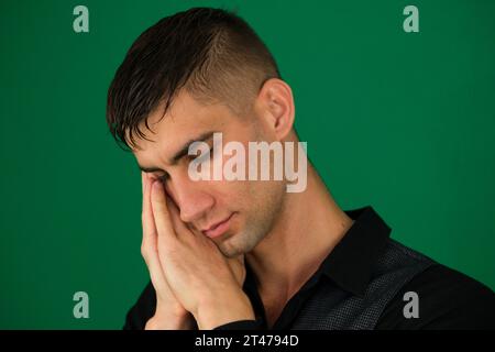 Jeune homme américien africain portant des vêtements décontractés pensant avoir l'air fatigué et ennuyé avec des problèmes de dépression avec les bras croisés. . Photo de haute qualité Banque D'Images