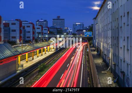 Essen, Rhénanie du Nord-Westphalie, Allemagne - autoroute A40 dans le centre-ville au crépuscule. Station de métro vide Savignystrasse. Sur la droite résidentielle Hou Banque D'Images