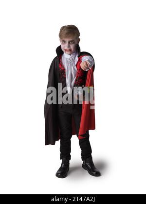 Garçon dans Halloween costume de maquillage vampire tenant chaudron avec des bonbons isolé sur fond blanc Banque D'Images