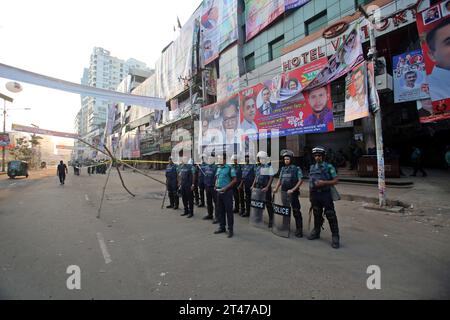 Dhaka, Wari, Bangladesh. 29 octobre 2023. L'unité du Département des enquêtes criminelles (CID) du Bangladesh se rassemble le long d'une rue alors qu'elle inspecte un site de protestation après que des militants du Parti nationaliste du Bangladesh (BNP) aient organisé un rassemblement dans le cadre de la grève nationale en cours à Dhaka le 29 octobre 2023. Plus de 100 000 partisans de deux grands partis d'opposition bangladais se sont rassemblés le 28 octobre pour exiger que le Premier ministre Sheikh Hasina démissionne pour permettre un vote libre et équitable sous un gouvernement neutre. Le BNP et le Jamaat-e-Islami ont tous deux appelé à une grève nationale le 29 octobre pour protester contre les violences. (Image de crédit : Banque D'Images