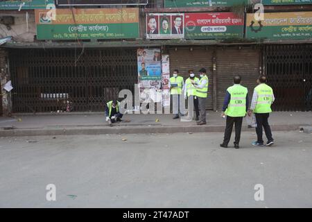 Dhaka, Wari, Bangladesh. 29 octobre 2023. L'unité du Département des enquêtes criminelles (CID) du Bangladesh se rassemble le long d'une rue alors qu'elle inspecte un site de protestation après que des militants du Parti nationaliste du Bangladesh (BNP) aient organisé un rassemblement dans le cadre de la grève nationale en cours à Dhaka le 29 octobre 2023. Plus de 100 000 partisans de deux grands partis d'opposition bangladais se sont rassemblés le 28 octobre pour exiger que le Premier ministre Sheikh Hasina démissionne pour permettre un vote libre et équitable sous un gouvernement neutre. Le BNP et le Jamaat-e-Islami ont tous deux appelé à une grève nationale le 29 octobre pour protester contre les violences. (Image de crédit : Banque D'Images