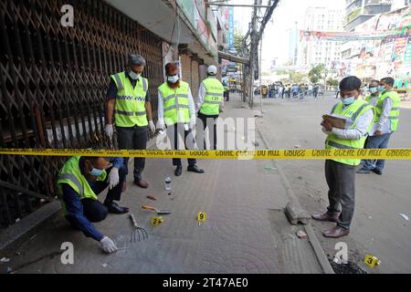 Dhaka, Wari, Bangladesh. 29 octobre 2023. L'unité du Département des enquêtes criminelles (CID) du Bangladesh se rassemble le long d'une rue alors qu'elle inspecte un site de protestation après que des militants du Parti nationaliste du Bangladesh (BNP) aient organisé un rassemblement dans le cadre de la grève nationale en cours à Dhaka le 29 octobre 2023. Plus de 100 000 partisans de deux grands partis d'opposition bangladais se sont rassemblés le 28 octobre pour exiger que le Premier ministre Sheikh Hasina démissionne pour permettre un vote libre et équitable sous un gouvernement neutre. Le BNP et le Jamaat-e-Islami ont tous deux appelé à une grève nationale le 29 octobre pour protester contre les violences. (Image de crédit : Banque D'Images