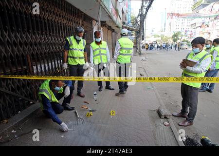 Dhaka, Wari, Bangladesh. 29 octobre 2023. L'unité du Département des enquêtes criminelles (CID) du Bangladesh se rassemble le long d'une rue alors qu'elle inspecte un site de protestation après que des militants du Parti nationaliste du Bangladesh (BNP) aient organisé un rassemblement dans le cadre de la grève nationale en cours à Dhaka le 29 octobre 2023. Plus de 100 000 partisans de deux grands partis d'opposition bangladais se sont rassemblés le 28 octobre pour exiger que le Premier ministre Sheikh Hasina démissionne pour permettre un vote libre et équitable sous un gouvernement neutre. Le BNP et le Jamaat-e-Islami ont tous deux appelé à une grève nationale le 29 octobre pour protester contre les violences. (Image de crédit : Banque D'Images