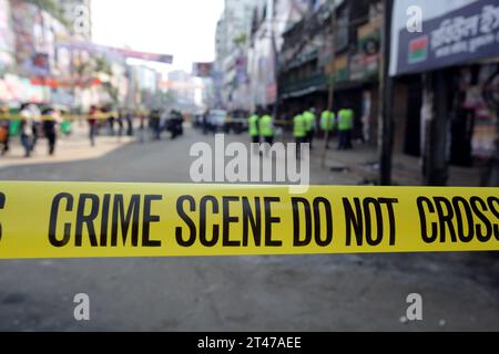 Dhaka, Wari, Bangladesh. 29 octobre 2023. L'unité du Département des enquêtes criminelles (CID) du Bangladesh se rassemble le long d'une rue alors qu'elle inspecte un site de protestation après que des militants du Parti nationaliste du Bangladesh (BNP) aient organisé un rassemblement dans le cadre de la grève nationale en cours à Dhaka le 29 octobre 2023. Plus de 100 000 partisans de deux grands partis d'opposition bangladais se sont rassemblés le 28 octobre pour exiger que le Premier ministre Sheikh Hasina démissionne pour permettre un vote libre et équitable sous un gouvernement neutre. Le BNP et le Jamaat-e-Islami ont tous deux appelé à une grève nationale le 29 octobre pour protester contre les violences. (Image de crédit : Banque D'Images