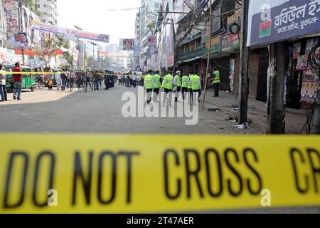 Dhaka, Wari, Bangladesh. 29 octobre 2023. L'unité du Département des enquêtes criminelles (CID) du Bangladesh se rassemble le long d'une rue alors qu'elle inspecte un site de protestation après que des militants du Parti nationaliste du Bangladesh (BNP) aient organisé un rassemblement dans le cadre de la grève nationale en cours à Dhaka le 29 octobre 2023. Plus de 100 000 partisans de deux grands partis d'opposition bangladais se sont rassemblés le 28 octobre pour exiger que le Premier ministre Sheikh Hasina démissionne pour permettre un vote libre et équitable sous un gouvernement neutre. Le BNP et le Jamaat-e-Islami ont tous deux appelé à une grève nationale le 29 octobre pour protester contre les violences. (Image de crédit : Banque D'Images