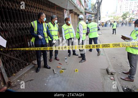 Dhaka, Wari, Bangladesh. 29 octobre 2023. L'unité du Département des enquêtes criminelles (CID) du Bangladesh se rassemble le long d'une rue alors qu'elle inspecte un site de protestation après que des militants du Parti nationaliste du Bangladesh (BNP) aient organisé un rassemblement dans le cadre de la grève nationale en cours à Dhaka le 29 octobre 2023. Plus de 100 000 partisans de deux grands partis d'opposition bangladais se sont rassemblés le 28 octobre pour exiger que le Premier ministre Sheikh Hasina démissionne pour permettre un vote libre et équitable sous un gouvernement neutre. Le BNP et le Jamaat-e-Islami ont tous deux appelé à une grève nationale le 29 octobre pour protester contre les violences. (Image de crédit : Banque D'Images