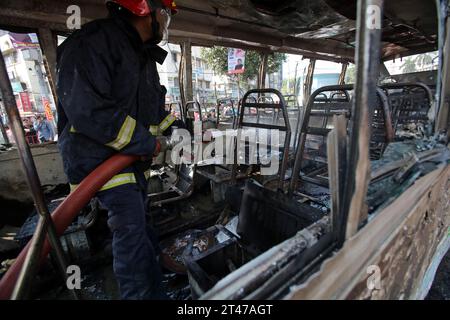 Dhaka, Wari, Bangladesh. 29 octobre 2023. Des mécréants non identifiés ont incendié un bus public lors d'une grève nationale de l'aube au crépuscule appelée par le Parti nationaliste du Bangladesh (BNP), protestant contre les attaques présumées de la police contre leur rassemblement du samedi à Dhaka, au Bangladesh, le 29 octobre 2023 (image de crédit : © Habibur Rahman/ZUMA Press Wire) À USAGE ÉDITORIAL UNIQUEMENT! Non destiné à UN USAGE commercial ! Banque D'Images