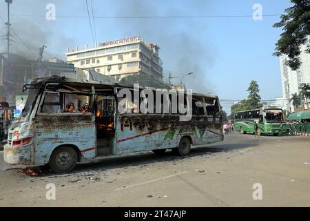 Dhaka, Wari, Bangladesh. 29 octobre 2023. Des mécréants non identifiés ont incendié un bus public lors d'une grève nationale de l'aube au crépuscule appelée par le Parti nationaliste du Bangladesh (BNP), protestant contre les attaques présumées de la police contre leur rassemblement du samedi à Dhaka, au Bangladesh, le 29 octobre 2023 (image de crédit : © Habibur Rahman/ZUMA Press Wire) À USAGE ÉDITORIAL UNIQUEMENT! Non destiné à UN USAGE commercial ! Banque D'Images