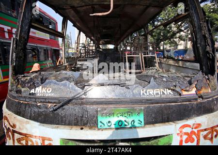 Dhaka, Wari, Bangladesh. 29 octobre 2023. Des mécréants non identifiés ont incendié un bus public lors d'une grève nationale de l'aube au crépuscule appelée par le Parti nationaliste du Bangladesh (BNP), protestant contre les attaques présumées de la police contre leur rassemblement du samedi à Dhaka, au Bangladesh, le 29 octobre 2023 (image de crédit : © Habibur Rahman/ZUMA Press Wire) À USAGE ÉDITORIAL UNIQUEMENT! Non destiné à UN USAGE commercial ! Banque D'Images