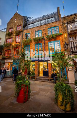 Londres, Royaume-Uni : Neal's Yard dans le quartier de Covent Garden au centre de Londres. C'est la maison de Neal's Yard Remedies, une entreprise de santé et de beauté. Banque D'Images