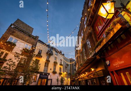 Londres, Royaume-Uni : Neal's Yard dans le quartier de Covent Garden au centre de Londres. Une belle cour ancienne avec de petits commerces, cafés et restaurants. Banque D'Images