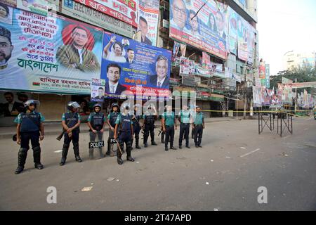 Dhaka, Wari, Bangladesh. 29 octobre 2023. L'unité du Département des enquêtes criminelles (CID) du Bangladesh se rassemble le long d'une rue alors qu'elle inspecte un site de protestation après que des militants du Parti nationaliste du Bangladesh (BNP) aient organisé un rassemblement dans le cadre de la grève nationale en cours à Dhaka le 29 octobre 2023. Plus de 100 000 partisans de deux grands partis d'opposition bangladais se sont rassemblés le 28 octobre pour exiger que le Premier ministre Sheikh Hasina démissionne pour permettre un vote libre et équitable sous un gouvernement neutre. Le BNP et le Jamaat-e-Islami ont tous deux appelé à une grève nationale le 29 octobre pour protester contre les violences. (Image de crédit : Banque D'Images