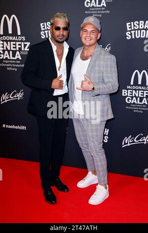 Orry Jackson et Pietro Lombardi BEI der 18. McDonald s Benefiz Gala 2023 zugunsten der McDonalds Kinderhilfe Stiftung in den Eisbach Studios. München, 28.10.2023 *** Orry Jackson et Pietro Lombardi au gala 18 McDonald s Benefit 2023 en faveur de la Fondation McDonalds Childrens Aid aux Eisbach Studios Munich, 28 10 2023 Foto:XS.xGabschx/xFuturexImagex mcdonalds 3097 crédit : Imago/Alamy Live News Banque D'Images