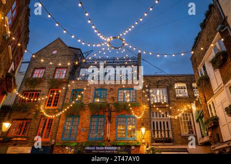 Londres, Royaume-Uni : Neal's Yard dans le quartier de Covent Garden au centre de Londres. Vue sur de beaux bâtiments anciens avec des lumières suspendues la nuit. Banque D'Images