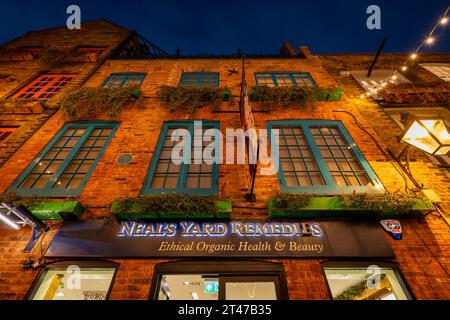 Londres, Royaume-Uni : Neal's Yard dans le quartier de Covent Garden au centre de Londres la nuit. C'est la maison de Neal's Yard Remedies, une entreprise de santé et de beauté. Banque D'Images