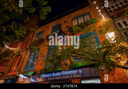 Londres, Royaume-Uni : Neal's Yard dans le quartier de Covent Garden au centre de Londres. C'est la maison de Neal's Yard Remedies, une entreprise de santé et de beauté. Banque D'Images