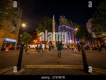 Londres, Royaume-Uni : rond-point Seven Dials dans le quartier de Covent Garden au centre de Londres. Les gens marchent dans la rue la nuit. Banque D'Images