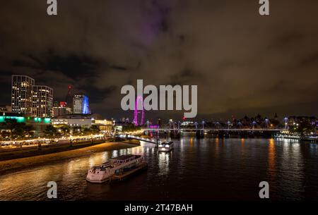 Londres, Royaume-Uni : paysage urbain de Londres et Tamise la nuit. Présentation du London Eye, du Royal Festival Hall et du Golden Jubilee Bridge. Vu depuis Waterloo Bridge. Banque D'Images
