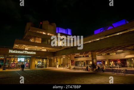 Londres, Royaume-Uni : le National Theatre sur la rive sud de Londres la nuit. Banque D'Images
